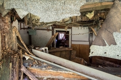 V OBŘÍM DOLE - STÁLE VÍCE CHÁTRAJÍCÍ STAVENÍ - ZBORCENÉ STĚNY