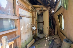 V OBŘÍM DOLE - STÁLE VÍCE CHÁTRAJÍCÍ STAVENÍ - ZBORCENÉ STĚNY