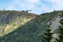 V OBŘÍM DOLE - V POZADÍ LANOVKA NA SNĚŽKU