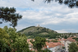 ZÁMEK MIKULOV 2020 - V POZADÍ SV. KOPEČEK