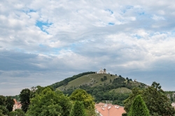 ZÁMEK MIKULOV 2020 - V POZADÍ SV. KOPEČEK